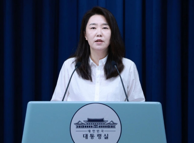 강유정 대통령실 대변인이 9일 용산 대통령실에서 이스라엘 군의 한인 탑승 선박 나포 관련 브리핑을 하고 있다. 강 대변인은 이재명 대통령이 전날 저녁 이스라엘이 나포한 선박에 탑승 중이었던 우리 국민과 관련해 현재 상황과 조치 계획을 보고 받고 우리 국민의 안전 확보, 신속 석방, 조기 귀국을 위해 국가 외교 역량을 최대한 투입하라고 지시했다고 밝혔다. /뉴시스