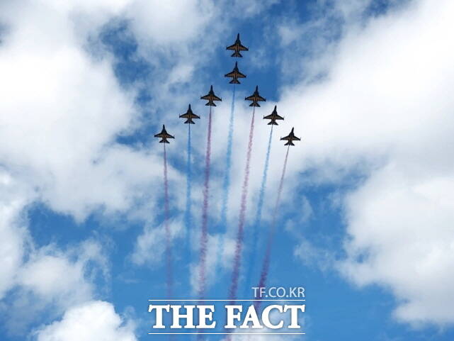 9일 블랙이글스 에어쇼가 세종시 호수공원일원에서 펼쳐지고 있다. /김형중 기자