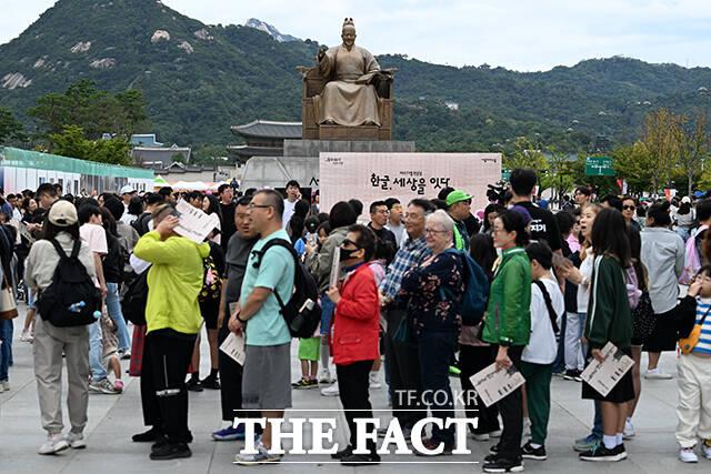 제579회 한글날인 9일 오전 서울 종로구 광화문광장에서 열린 한글날 기념 시민참여 행사 한글, 세상을 잇다에 방문한 시민들이 부스 체험을 위해 대기하고 있다. /서예원 기자