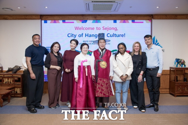 최민호 시장(왼쪽 5번째)이 9일 외신 기자단과 간담회를 갖고 기념촬영을 하고 있다. /세종시