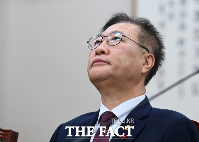 박성재 법무부 장관이 9일 오후 서울 여의도 국회에서 열린 법제사법위원회 전체회의에 참석해 천장을 바라보고 있다./이새롬 기자