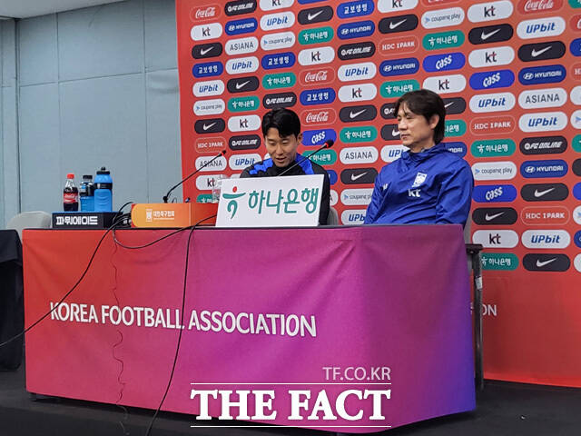 9일 서울월드컵경기장에서 열린 기자회견에서 한국 축구대표팀의 캡틴 손흥민(왼쪽)이 브라질 축구대표팀과의 경기를 하루 앞두고 소감을 밝히고 있다. /서울월드컵경기장=오승혁 기자