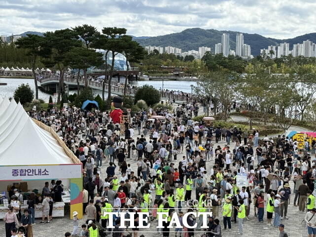 9일 세종한글축제가 열린 세종호수공원에 수많은 관람객들이 몰려 있다. /세종시