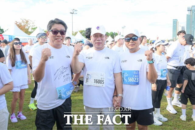 9일 세종한글축제의 한글런행사 직전 최진영 헤럴드미디어그룹 대표, 최민호 시장, 이봉주 마라토너(왼쪽부터)가 기념촬영을 하고 있다. /세종시