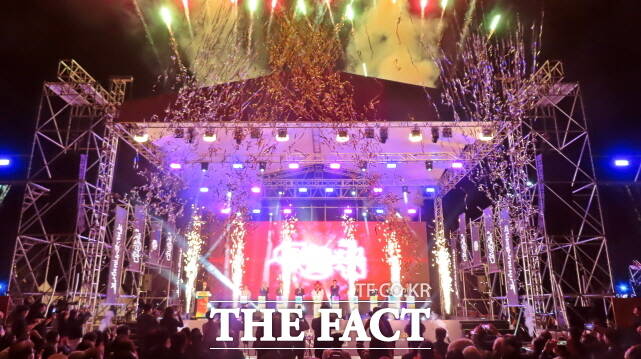 ‘2025 세종한글축제’ 개막식이 9일 세종호수공원 주무대에서 열린 가운데 개막 세리머니가 열리고 있다. /김형중 기자