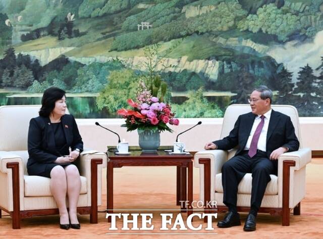 최선희(왼쪽) 북한 외무상이 지난달 29일(현지시간) 중국 베이징 인민대회당에서 리창 중국 국무원 총리와 회담하고 있다. /베이징=신화.뉴시스