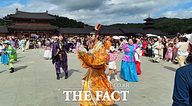 9일 오후 1시 30분 백제연희단 공연이 백제문화단지내 사비궁에서 펼쳐져 관람객들을 즐겁게 하고 있다. /김형중 기자