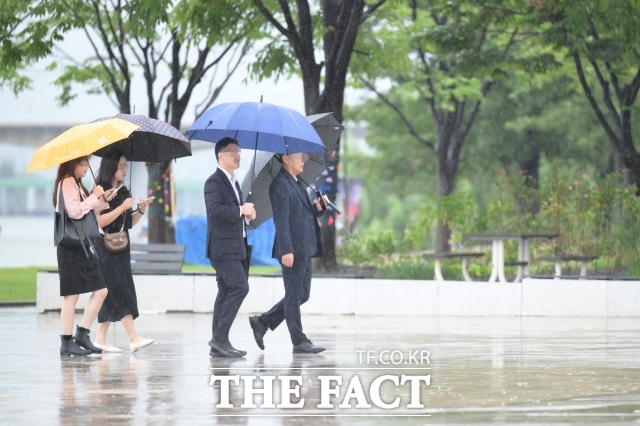 9일 기상청에 따르면 10일 수도권과 강원도를 중심으로 흐린 하늘에서 비가 내린다. 사진은 여의도 한강공원에서 우산을 쓰고 걸어가는 시민들. /장윤석 기자