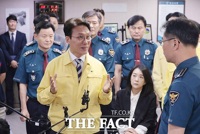 김민석 국무총리가 최근 제기된 종교단체 경선 동원 의혹으로 경찰에 고발당했다. 김 총리가 지난 2일 서울 종로구 서울경찰청 112종합상황실을 방문해 추석 명절을 대비한 민생치안활동 및 특별경계근무 상황을 점검하고 있다. /청사사진기자단