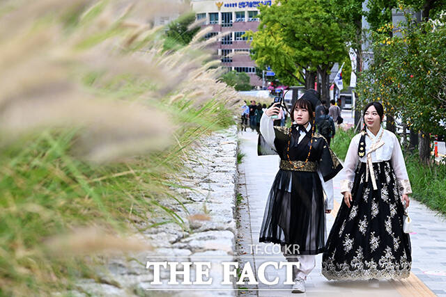 제579회 한글날이자 연휴 마지막 날인 9일 오후 서울 종로구 열린송현 녹지광장을 찾은 시민들이 가을 정취를 즐기고 있다. /서예원 기자