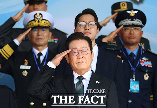 이재명 대통령은 8일 오후 이스라엘이 나포한 선박에 탑승 중이었던 한국 국민과 관련해 보고받고 안전 확보, 신속 석방, 조기 귀국을 위해 국가 외교 역량을 최대한 투입할 것을 지시했다. 이 대통령이 1일 충남 계룡대에서 열린 건군 77주년 국군의 날 기념식에서 거수경례를 하고 있다. /뉴시스