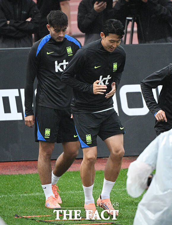 대한민국 축구 국가대표팀 팬 오픈 트레이닝이 7일 오후 경기 고양시 고양종합운동장 보조경기장에서 열린 가운데 손흥민과 옌스 카스트로프가 훈련하고 있다. /고양=박헌우 기자