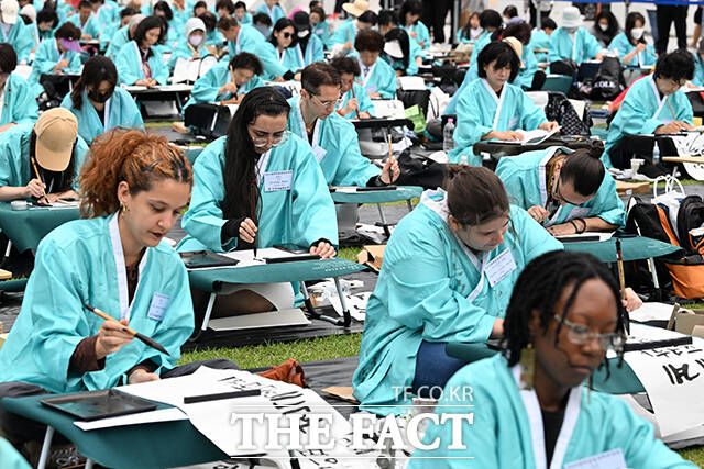 제579회 한글날인 9일 오전 서울 종로구 광화문광장에서 열린 2025 제16회 광화문광장 휘호대회에 참가한 외국인들이 한글을 쓰고 있다. /서예원 기자