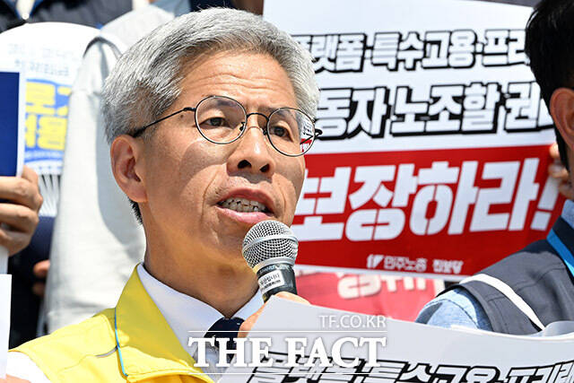 지난 2015년 박근혜 정부 노동 개혁안에 반발해 열린 민주노총 집회에서 차량 운행을 방해하고 경찰관을 폭행한 혐의로 재판에 넘겨진 권영국 정의당 대표가 약 10년 만에 1심에서 징역형 집행유예를 선고받았다. 권 대표가 지난 7월 서울 여의도 국회 앞에서 후퇴 없는 노조법 2·3조 즉각 개정 촉구 농성 돌입 기자회견에서 발언을 하고 있다./남용희 기자