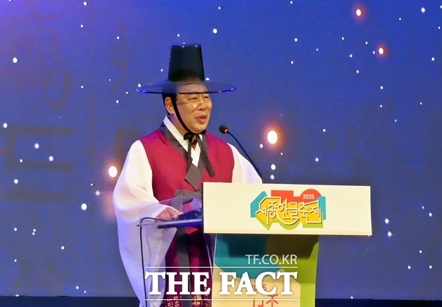 최민호 세종시장이 개막식에서 축사를 하고 있다. /김형중 기자