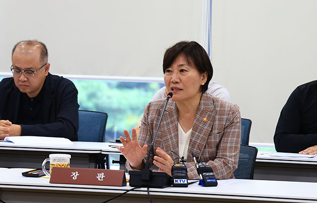 송미령 농림축산식품부 장관이 10일 정부세종청사 농식품부 대회의실에서 농촌진흥청, 산림청 등 관할 외청 및 12개 산하기관을 대상으로 기관별 현안 과제와 보안·안전 시스템을 점검하며 의견을 나누고 있다./농식품부