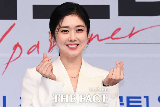 배우 장나라가 12일 저녁 7시 40분 첫 방송하는 tvN 새 예능 프로그램 바다 건너 바퀴 달린 집: 북해도 편에 고정 출연한다. /더팩트 DB