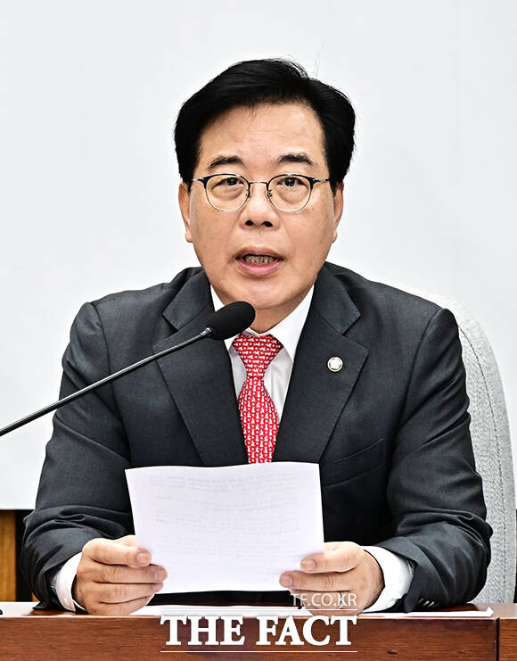 송언석 국민의힘 원내대표(가운데)가 10일 오전 서울 여의도 국회에서 열린 국정감사 대책회의에 참석해 모두발언을 하고 있다. /국회=배정한 기자