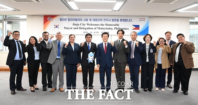 남강유등축제를 비롯한 10월 축제를 맞아 필리핀 말라이발라이 시 대표단이 지난 8일 진주시를 공식 방문해 농업·환경·문화 분야 협력방안을 논의한 후 기념 촬영을 하고 있다. /진주시
