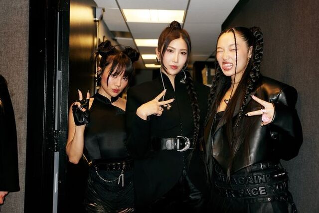 레이 아미와 이재, 오드리 누나(왼쪽부터)가 현지시간 7일 미국 NBC 토크쇼 더 투나잇 쇼 스타링 지미 팰런에 출연해 Golden의 라이브 무대를 처음으로 선보였다./NBC SNL 소셜 미디어