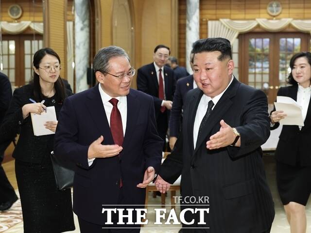 김정은 북한 국무위원장(오른쪽)이 노동당 창건 80주년 기념행사 참석을 위해 방북 중인 리창 중국 국무원 총리와 만났다. 중국 총리의 방북은 16년 만이다. /평양=신화. 뉴시스