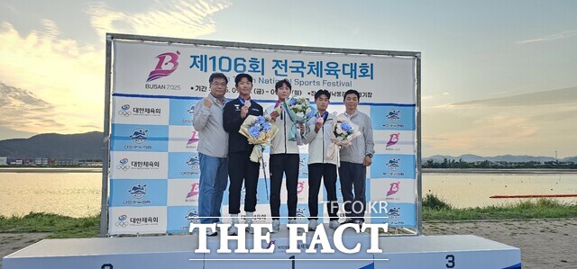 제106회 전국체육대회를 앞두고 지난 5일 열린 사전 경기에서 금메달을 획득한 충남선수단이 시상대에서 기념촬영을 하고 있다. /충남도교육청