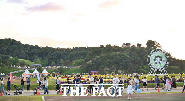 많은 관람객들이 공주시 신관공원 일대에서 열리고 있는 제71회 백제문화제를 통해 즐거운 시간을 보내고 있다. /공주시