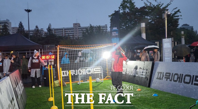 10일 서울월드컵경기장에서 한국-브라질 축구대표팀 친선전을 앞두고 기업 부스에서 관람객이 행사에 참여하고 있다. /서울월드컵경기장=오승혁 기자