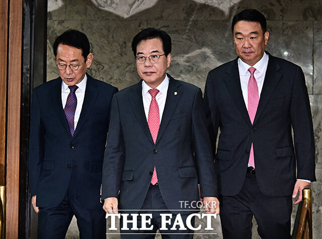 송언석 국민의힘 원내대표(가운데)가 10일 오전 서울 여의도 국회에서 열린 국정감사 대책회의에 참석해 모두발언을 하고 있다. /국회=배정한 기자