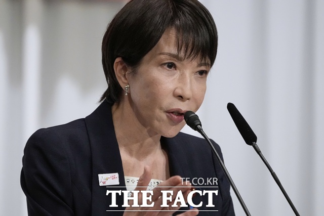 사이토 데쓰오 공명당 대표는 10일 다카이치 총재와 회담 후 연정 이탈의 이유에 대해 정치와 금전 문제에 대한 충분한 답변이 없었다고 밝혔다. 사진은 다카이치 총재가 지난 9월 23일 도쿄 자민당 본부에서 열린 자민당 총재 선거 후보 합동 기자회견에서 질문에 답하는 모습. /AP·뉴시스