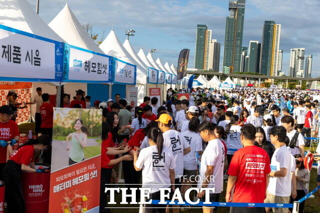 9일 열린 세종한글축제 한글런 행사장의 애터미 헤모힘 샷 홍보 부스에 참가자들이 몰려들고 있다. /애터미