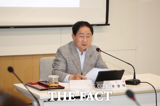 주광덕 경기 남양주시장이 10일 최근 급증하는 아동 대상 범죄에 대응코자 수립한 ‘등하굣길 아동 안전 확보 특별대책’을 설명하고 있다. /남양주시