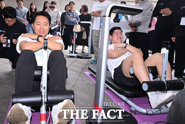 오세훈 서울시장(왼쪽)과 김재섭 국민의힘 의원이 10일 서울 동대문디자인플라자(DDP) 어울림마당에서 열린 한가위 확·찐·살 확빼기 챌린지에 참석해 체력 측정을 하고 있다. /이새롬 기자