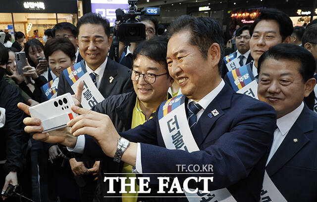 정청래(사진) 더불어민주당 대표가 10일 내란 재판 속도와 검찰개혁 성공에 대해 걱정하는 추석 민심이 있었다며 약속한 개혁 시간표대로 한 치의 오차도 없이 나아갈 것이라고 약속했다./남윤호 기자