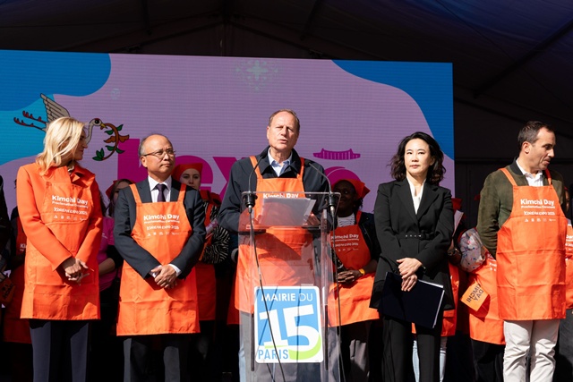 지난 4일(현지시각) 프랑스 파리15시청 대광장에서 열린 2025 KOREAN EXPO - 김치의 날 제정 선포식에서 필립 구종(Philippe Goujon) 파리15시장(가운데)이 김치의 날 공식 제정을 선포하고 있다. /대상