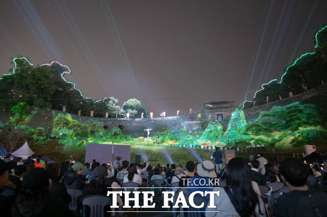 공주시 공산성에서 펼쳐지는 미디어아트 장면. /공주시