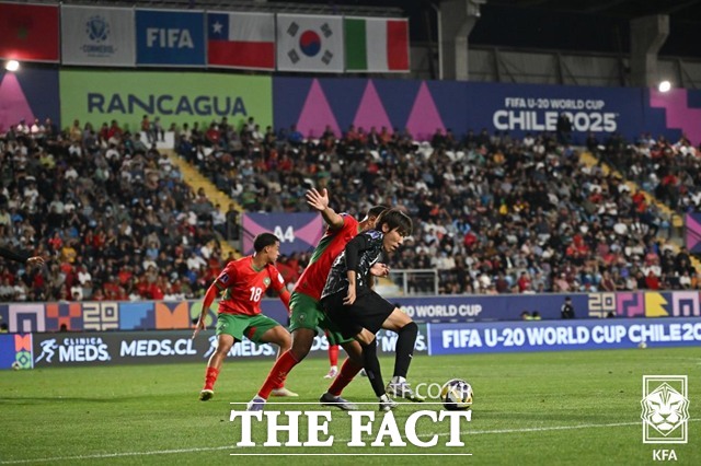 김현민(오른쪽)이 10일 모로코와 U-20 월드컵 16강전에서 상대 선수를 등지고 볼을 트래핑하고 있다./KFA