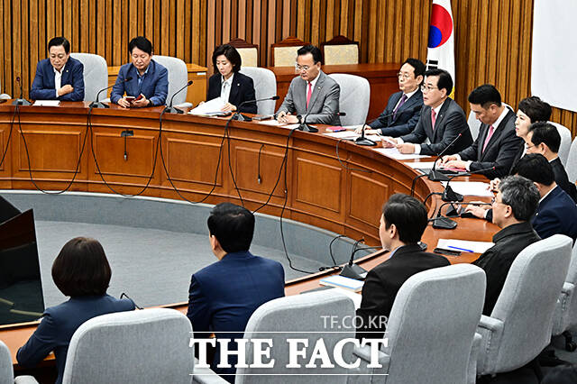 송언석 국민의힘 원내대표(가운데)가 10일 오전 서울 여의도 국회에서 열린 국정감사 대책회의에 참석해 모두발언을 하고 있다. /국회=배정한 기자