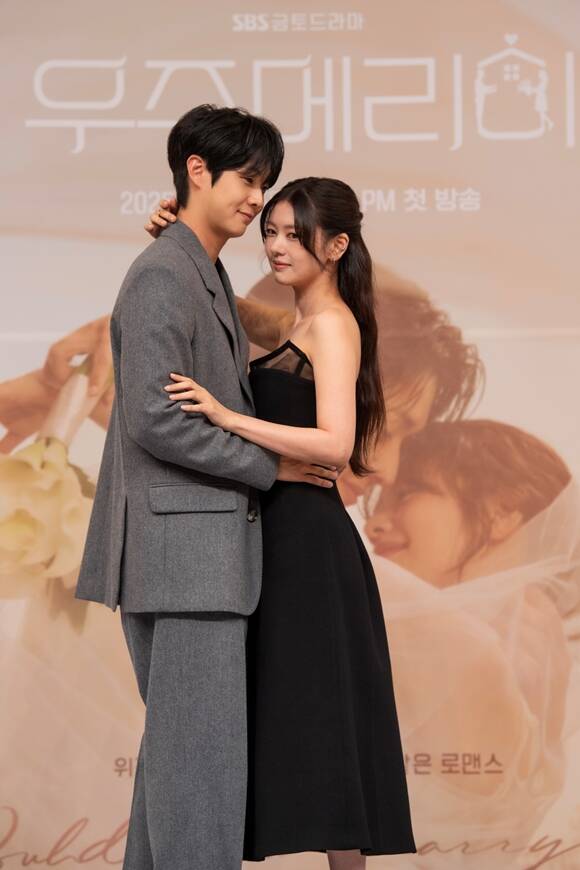 배우 최우식(왼쪽)과 정소민이 출연하는 SBS 새 금토드라마 우주메리미는 오늘(10일) 오후 9시 50분 시청자들과 만난다. /SBS