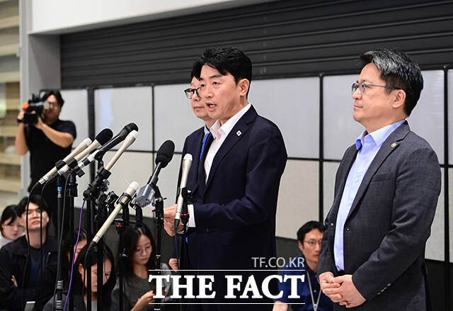 강훈식 대통령 비서실장은 10일 오전 용산 대통령실에서 이재명정부 출범 이후 첫 대통령실 전 직원 조회를 개최했다. 강 실장(가운데)이 9월 12일 오후 인천국제공항에서 조지아주 구금 사태와 관련한 브리핑을 하고 있다. /박헌우 기자