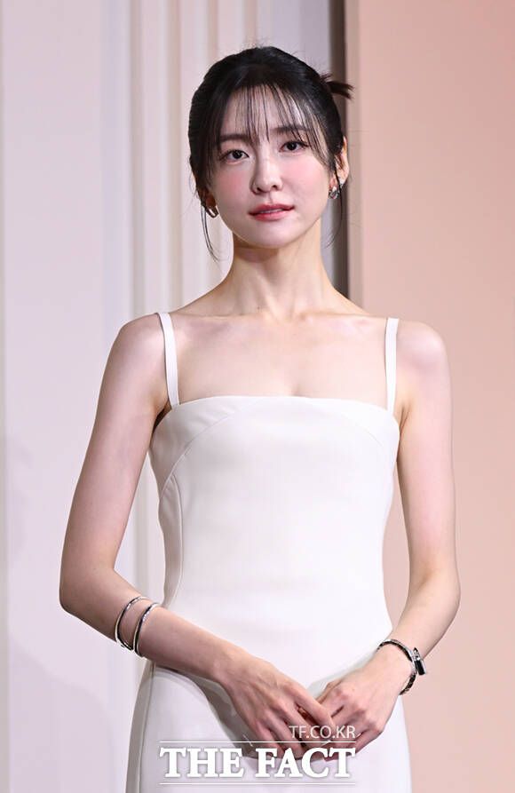 배우 박지현이 지인들과 연휴를 즐겼다가 열애설에 휘말린 가운데 소속사가 이를 해명했다. /더팩트 DB