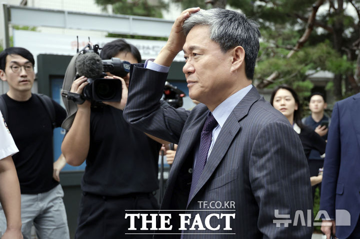 [서울=뉴시스] 최동준 기자 = 김성수 전 카카오엔터테인먼트 대표가 11일 서울 양천구 서울남부지방법원에서 열린 SM 시세조종 혐의 공판을 마치고 법원을 나서고 있다. 2024.09.11. photocdj@newsis.com