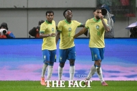  '쐐기골' 동료들의 축하 받는 비니시우스 [포토]