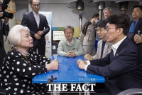  인력시장 자원봉사자와 대화 나누는 김민석 총리 [포토]