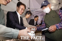  김민석 국무총리, 새벽 인력시장 찾아 일용근로자 격려 [TF사진관]