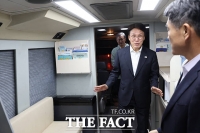  새벽인력시장 이동 상담버스 점검하는 김민석 국무총리 [포토]