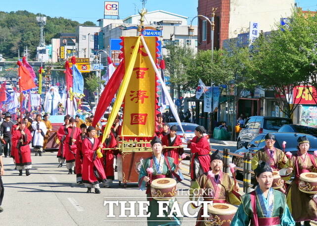 8년 만에 부활한 백제역사문화행렬’이 11일 오후 충남 부여군 시가지를 돌아 관람객들에게 박수를 받고 있다. /김형중 기자