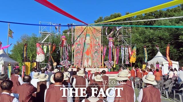 수륙대재가 11일 오후 부여군 구드레 선착장에서 관계자 500여 명이 참석한 가운데 봉행되고 있다. /김형중 기자