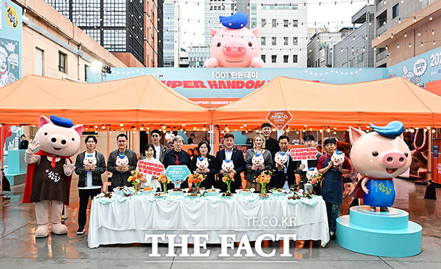 손세희 한돈자조금관리위원회 위원장(왼쪽 여덟번째)이 11일 오전 서울 성동구 성수동 XYZ 서울에서 열린 ‘2025 SUPER 한돈 페스타 팝업스토어’ 개막식에 참석해 내빈 및 홍보대사들과 함께 기념사진 촬영을 하고 있다. /배정한 기자