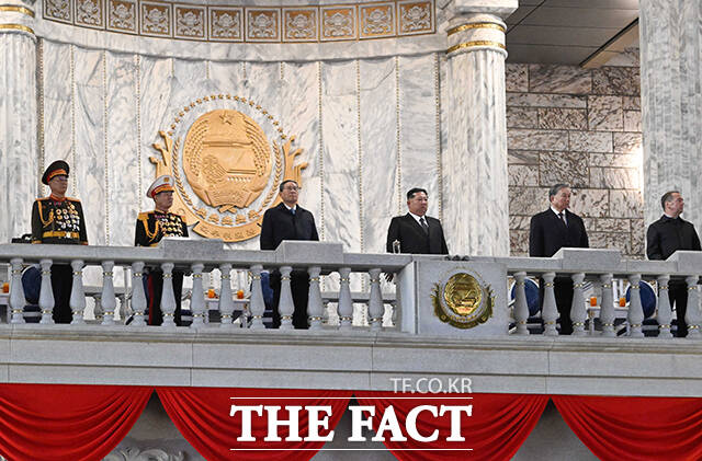 김정은(왼쪽 네번째) 북한 국무위원장이 드미트리 메드베데프 러시아 국가안보위원회 부의장(오른쪽), 또 럼 베트남 공산당 서기장(왼쪽 다섯번째), 리창 중국 국무원 총리(왼쪽 세번째)와 함께 10일 평양 김일성 광장에서 열린 조선노동당 창건 80주년 기념 열병식을 관람하고 있다. /평양=신화.뉴시스